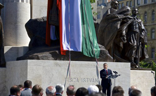 Orbán Viktor mondott beszédet Tisza István szobrának újraállításakor